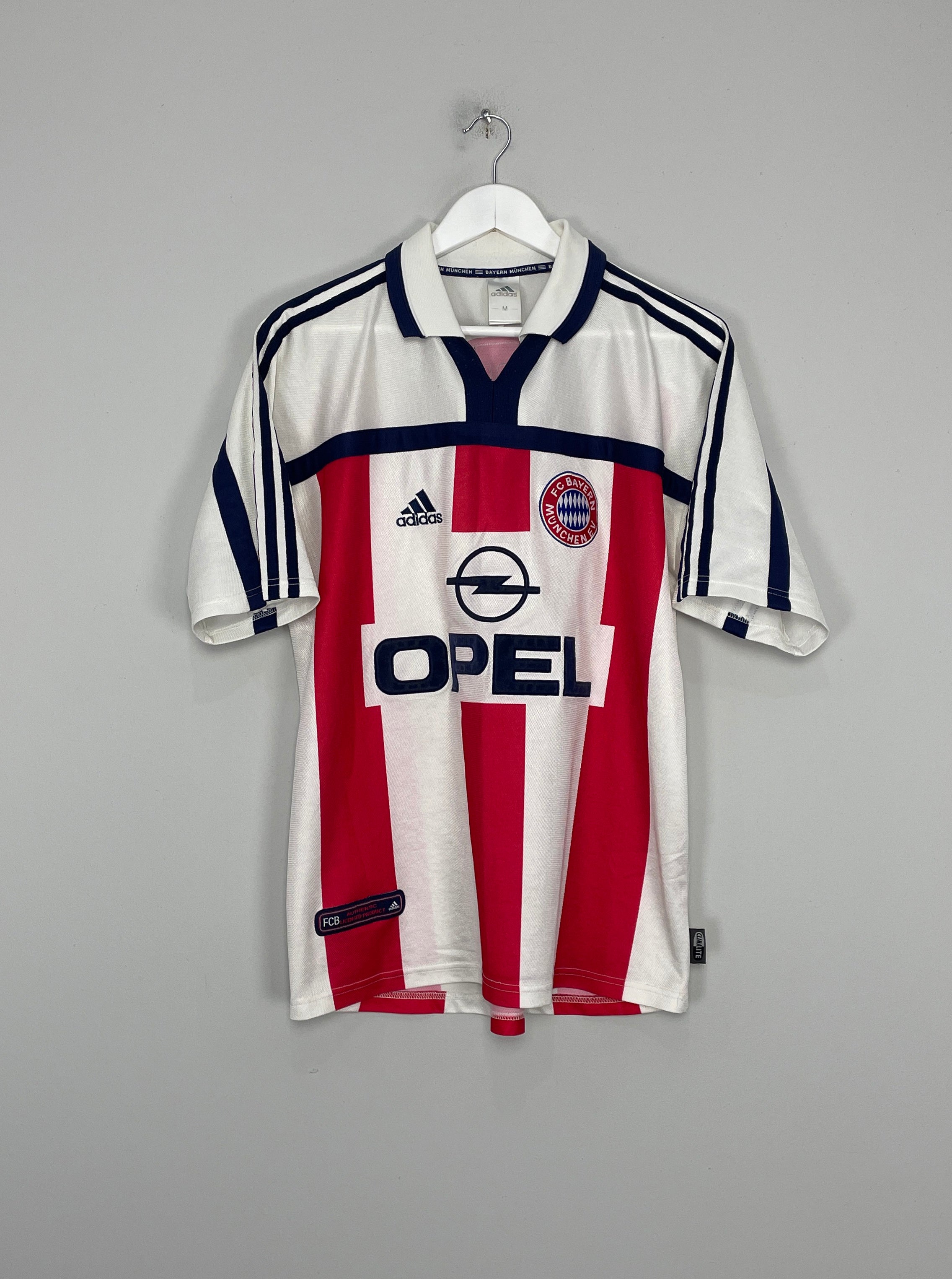 Image of the Bayern Munich shirt from the 2000/02 season