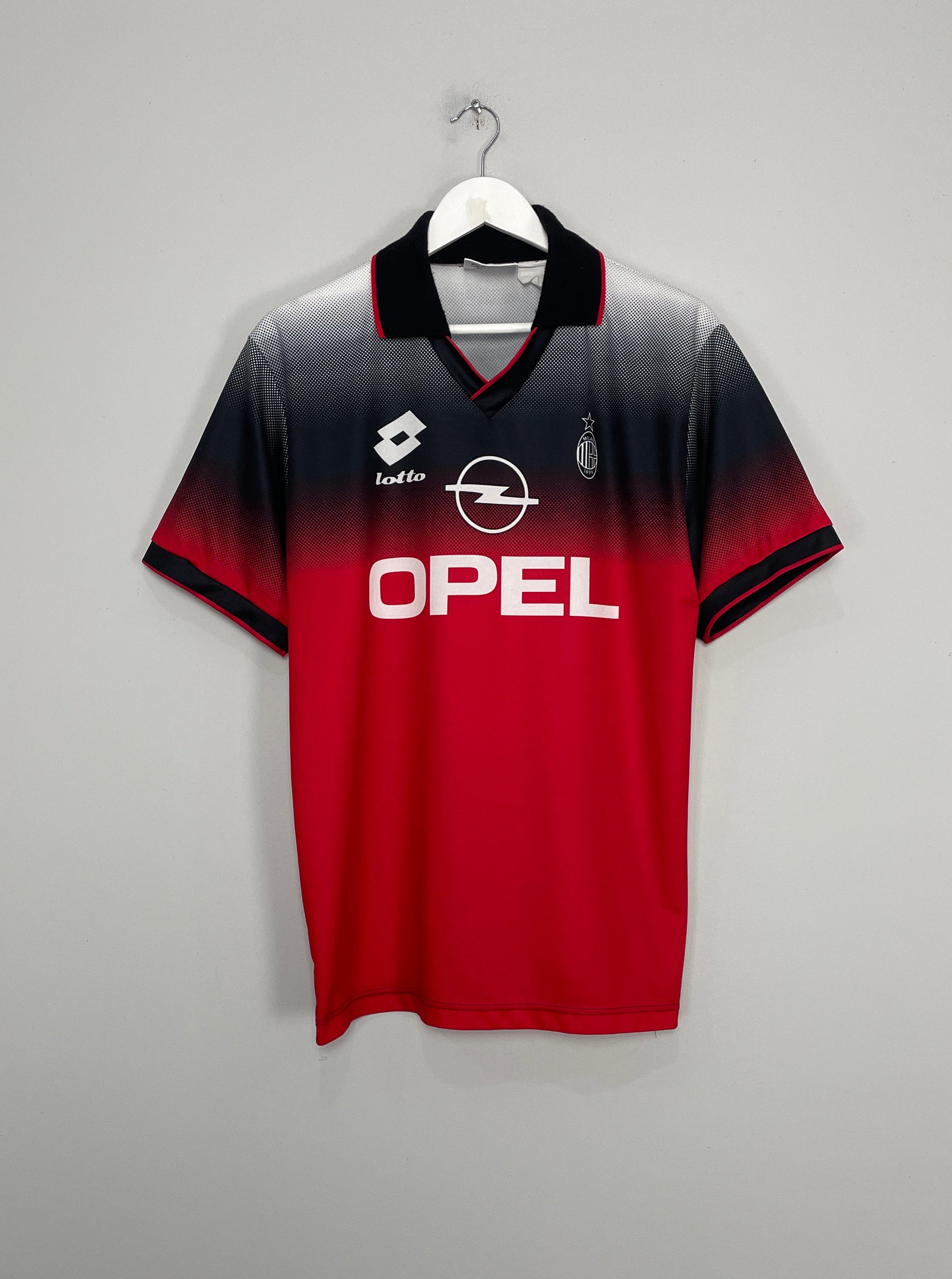 Image of the AC Milan training shirt from the 1995/96 season