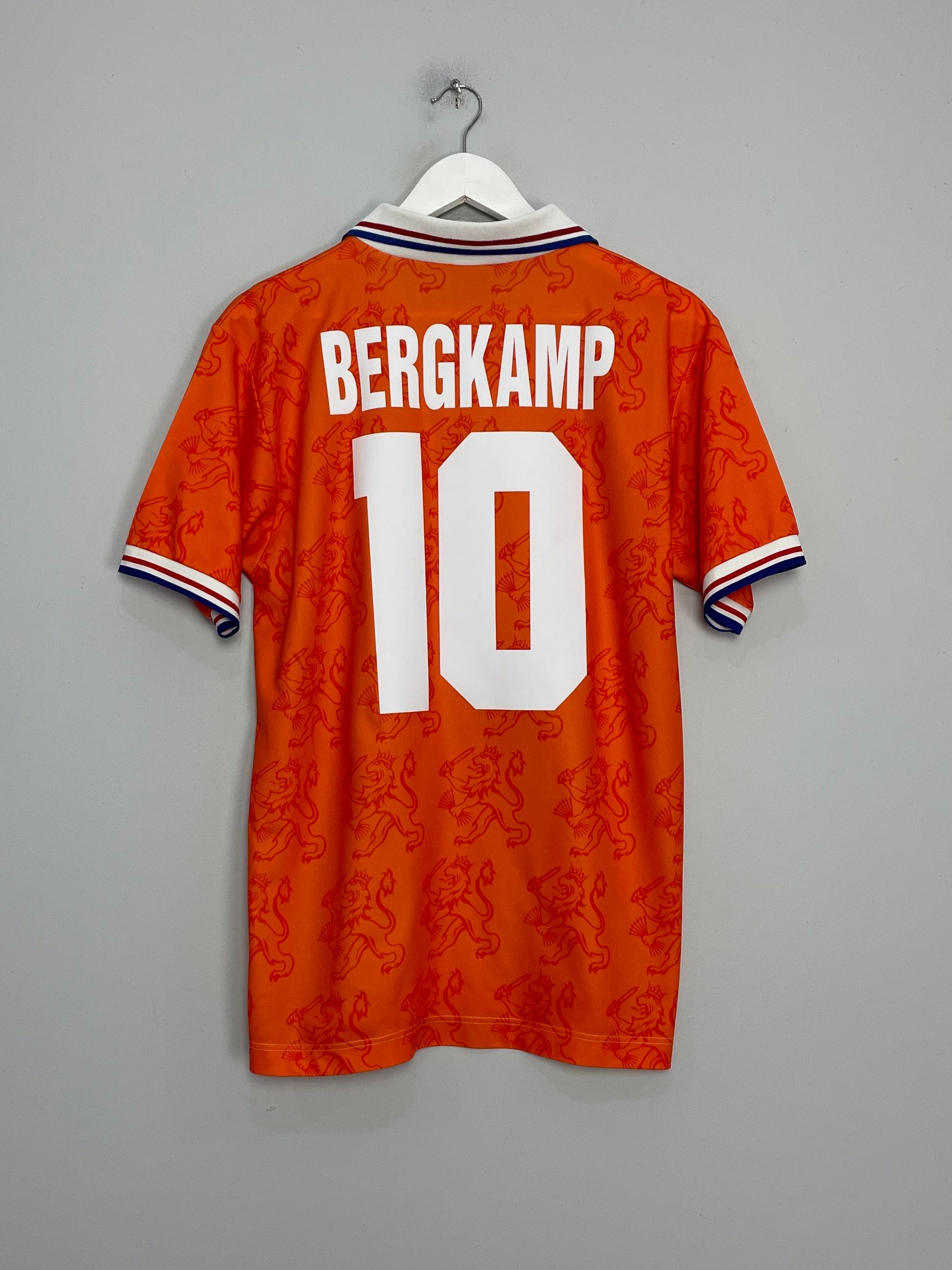 1994 NETHERLANDS BERGKAMP #10 HOME SHIRT (M) LOTTO