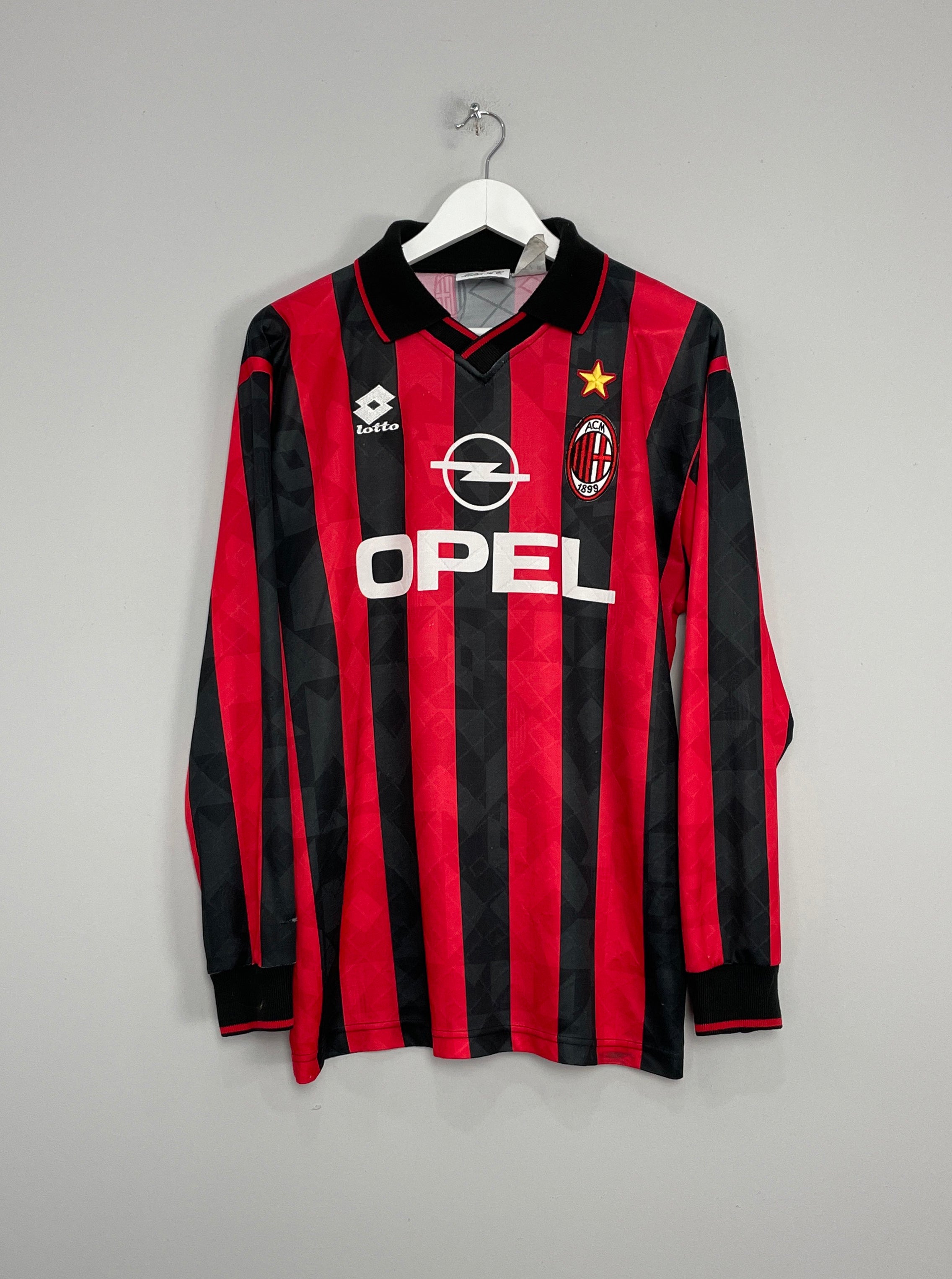 Image of the AC Milan shirt from the 1995/96 season