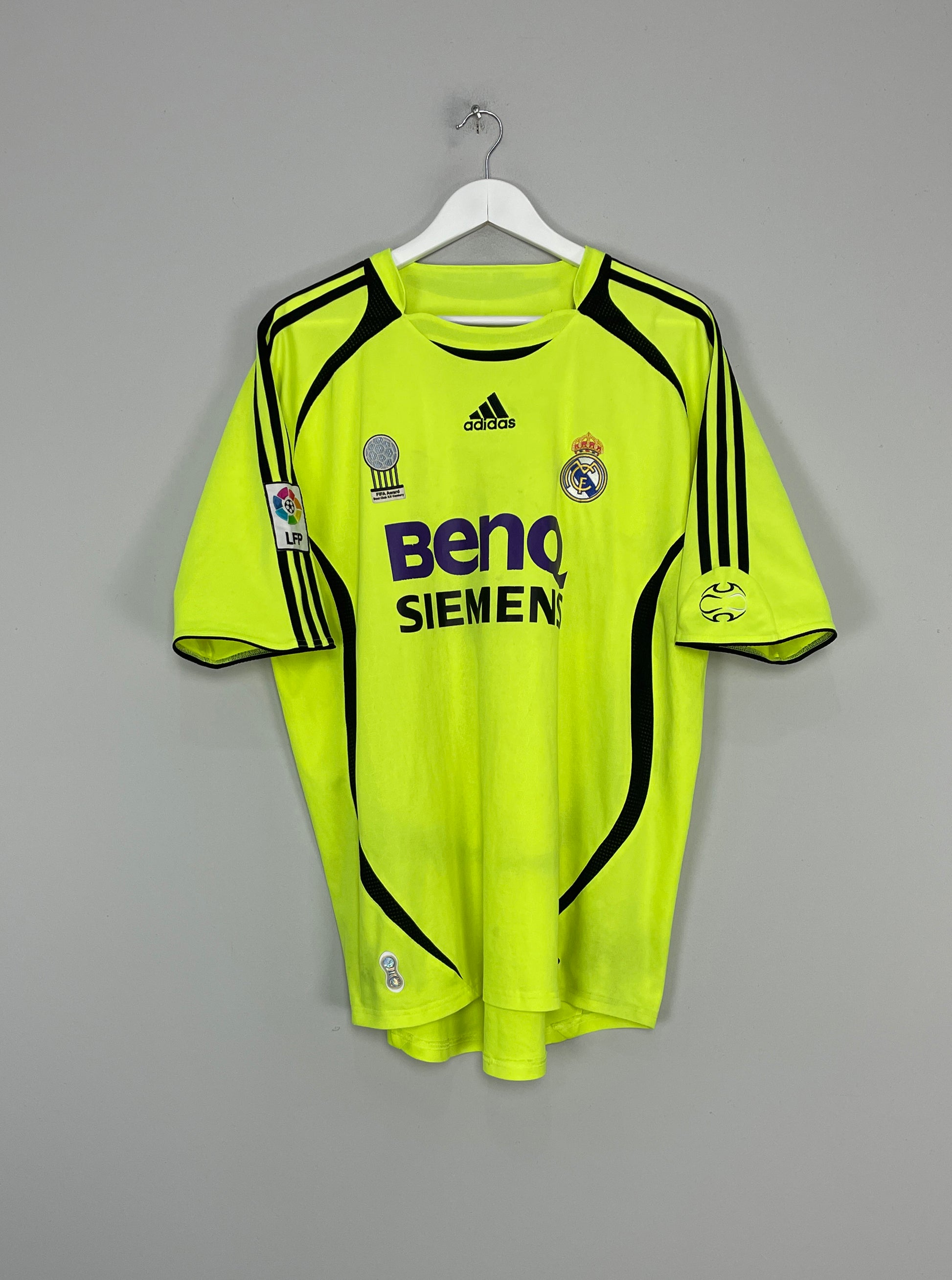 Anyone ever bought an 06/07 Real Madrid retro shirt? The original Teamgeist  one? Seen it on Kitgg but wanted to know what the actual shirt looked like  if anyone had a photo? :